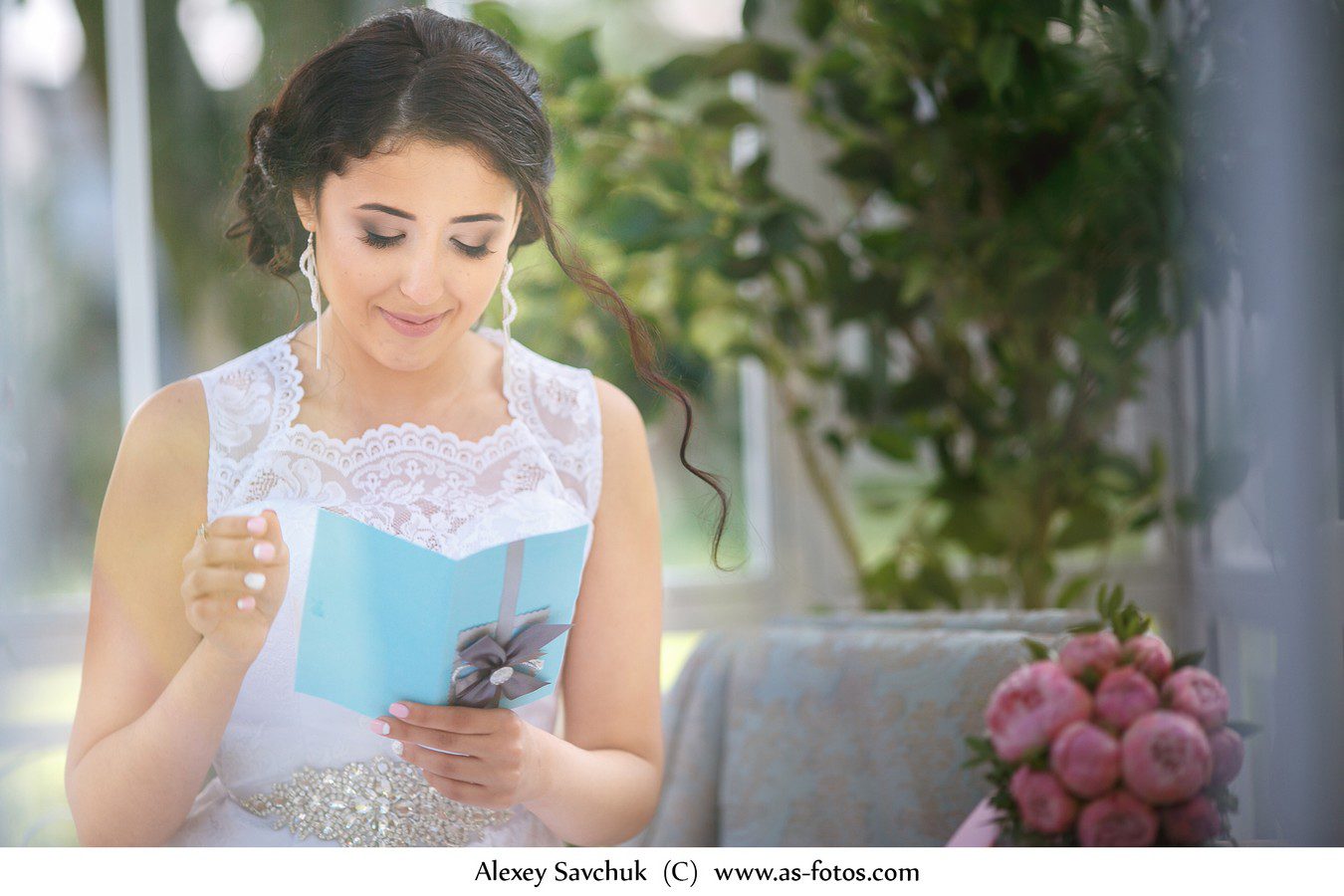 невеста читает свадебное письмо